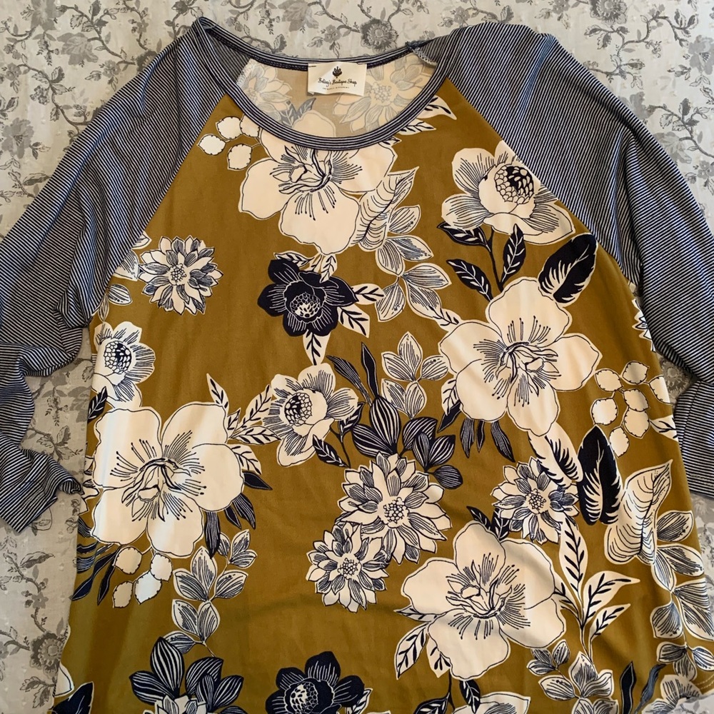 Betsey’s boutique shirt - Picture 1 of 3